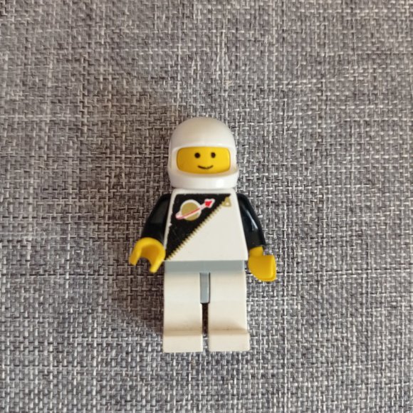 Lego Classic Minifigure SPACE - FUTURON BLACK Airtanks Solid Stud Head - Picture 1 of 2